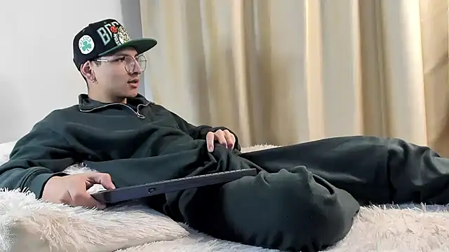 a lejandro 0 8 online show from December 2024 04:12:02 AM