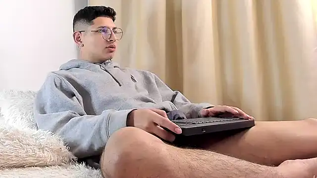 a lejandro 0 8 online show from February 2025 03:11:01 AM