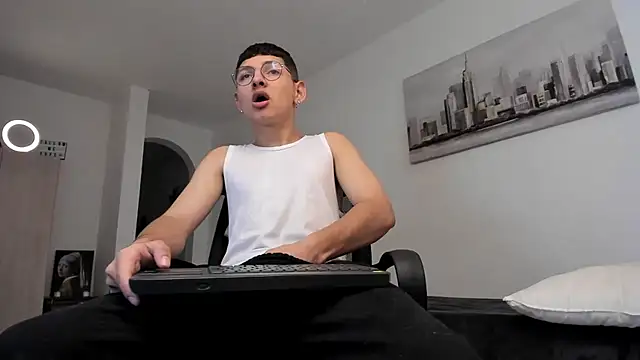 a lejandro 0 8 online show from March 2025 02:37:01 PM