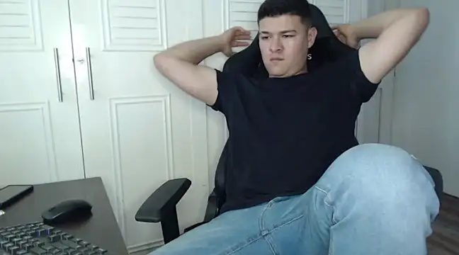 Snapshot of Plug_Control chatting on January 2025 07:00:02 PM Plug Control online show from January 2025 07:00:02 PM