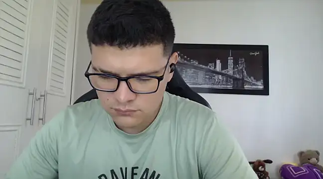 Snapshot of Plug_Control chatting on February 2025 01:33:01 PM Plug Control online show from February 2025 01:33:01 PM