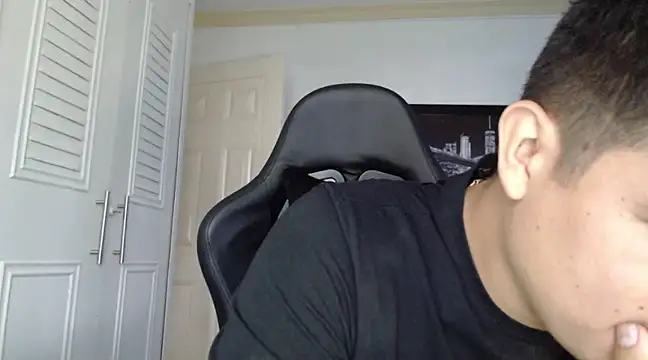 Snapshot of Plug_Control chatting on February 2025 02:09:02 PM Plug Control online show from February 2025 02:09:02 PM