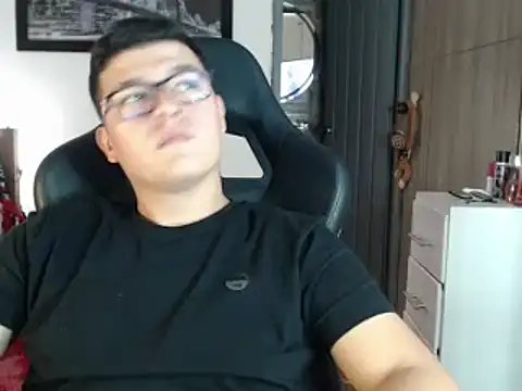 Snapshot of Plug_Control chatting on February 2025 10:37:01 PM Plug Control online show from February 2025 10:37:01 PM