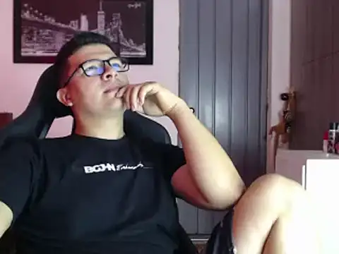 Snapshot of Plug_Control chatting on February 2025 03:40:01 PM Plug Control online show from February 2025 03:40:01 PM