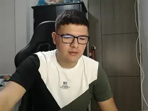 Snapshot of Plug_Control chatting on March 2025 08:49:01 PM Plug Control online show from March 2025 08:49:01 PM