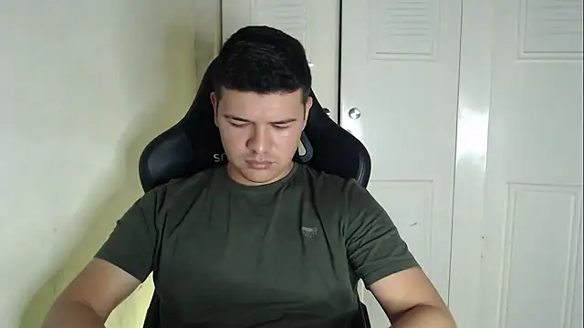 Snapshot of Plug_Control chatting on September 2025 04:34:02 AM Plug Control online show from September 2025 04:34:02 AM