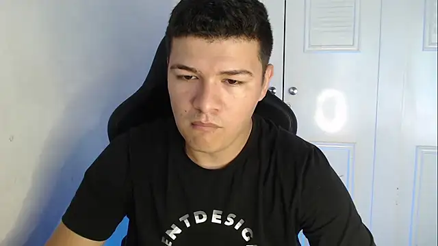 Snapshot of Plug_Control chatting on September 2025 07:24:02 PM Plug Control online show from September 2025 07:24:02 PM