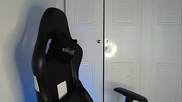 Snapshot of Plug_Control chatting on September 2025 02:17:01 PM Plug Control online show from September 2025 02:17:01 PM