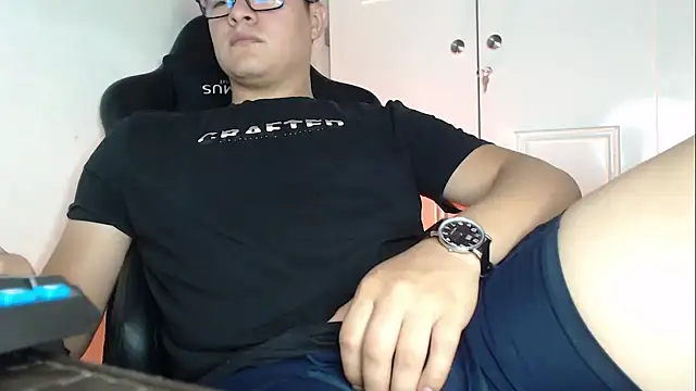 Snapshot of Plug_Control chatting on September 2025 03:30:02 AM Plug Control online show from September 2025 03:30:02 AM