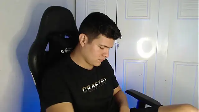 Snapshot of Plug_Control chatting on September 2025 05:15:02 PM Plug Control online show from September 2025 05:15:02 PM