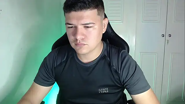 Snapshot of Plug_Control chatting on September 2025 03:14:01 PM Plug Control online show from September 2025 03:14:01 PM