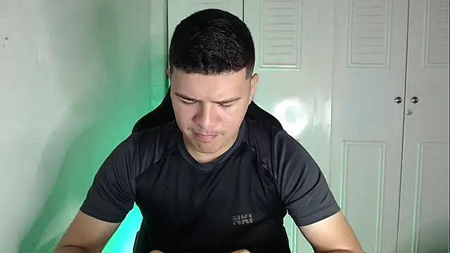 Snapshot of Plug_Control chatting on September 2025 02:31:02 PM Plug Control online show from September 2025 02:31:02 PM