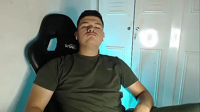 Snapshot of Plug_Control chatting on September 2025 04:27:01 AM Plug Control online show from September 2025 04:27:01 AM