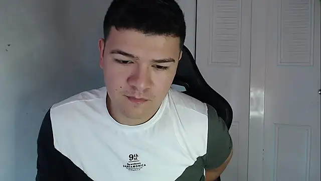 Snapshot of Plug_Control chatting on September 2025 03:50:02 PM Plug Control online show from September 2025 03:50:02 PM