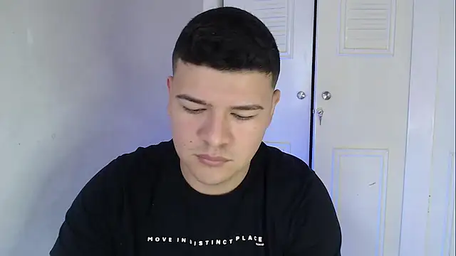 Snapshot of Plug_Control chatting on October 2025 03:22:02 PM Plug Control online show from October 2025 03:22:02 PM