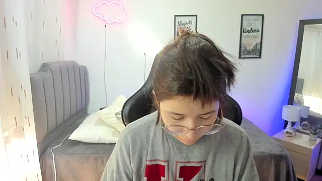 Amy joones online show from March 2025 01:39:02 PM