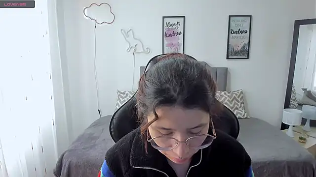 Amy joones online show from October 2025 12:27:01 PM