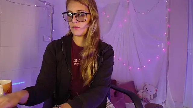 Giia paiige18 online show from November 2025 01:34:02 PM