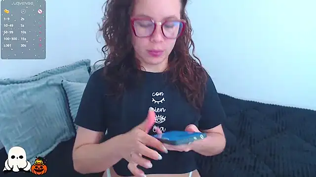 Snapshot of SharonR1 chatting on October 2025 12:11:01 AM SharonR1 online show from October 2025 12:11:01 AM