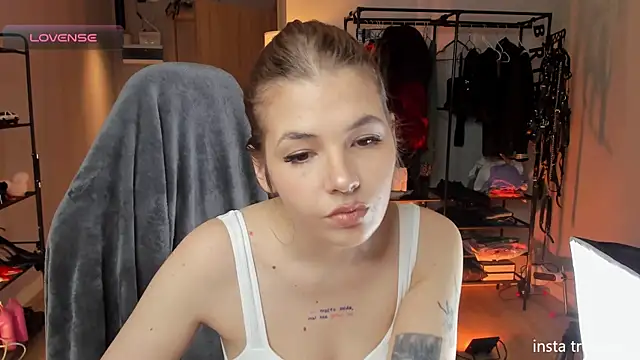 AnnaTrueno online show from October 2025 06:05:02 PM