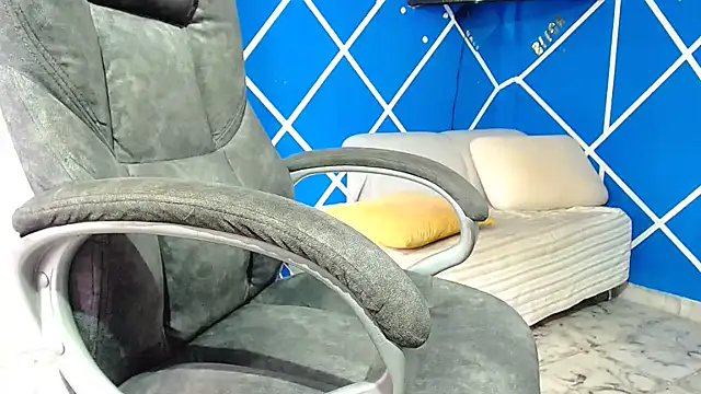 Snapshot of alexander_megan chatting on October 2025 02:51:02 PM alexander megan online show from October 2025 02:51:02 PM