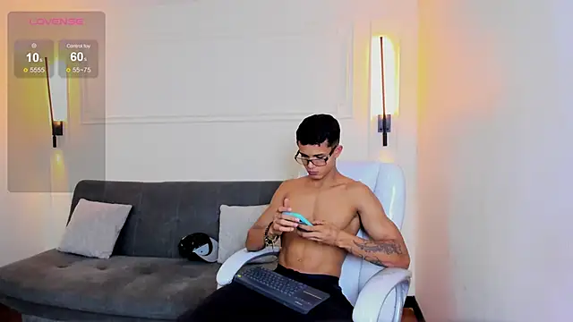 Snapshot of Paradise_boy_s chatting on November 2025 09:47:01 PM Paradise boy s online show from November 2025 09:47:01 PM