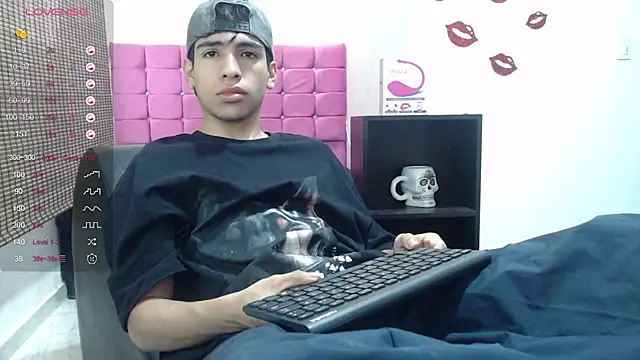 Snapshot of zack_thunder chatting on January 2025 12:19:02 PM zack thunder online show from January 2025 12:19:02 PM