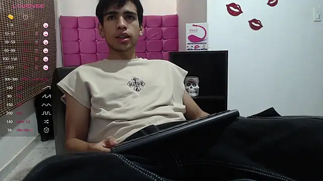 Snapshot of zack_thunder chatting on January 2025 12:18:01 PM zack thunder online show from January 2025 12:18:01 PM