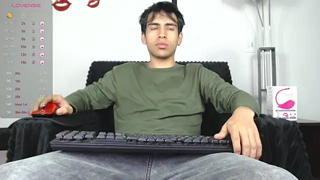 Snapshot of zack_thunder chatting on February 2025 12:13:02 PM zack thunder online show from February 2025 12:13:02 PM