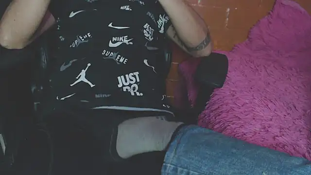 Snapshot of OldManAndGirlishLady chatting on December 2024 02:10:02 AM OldManAndGirlishLady online show from December 2024 02:10:02 AM