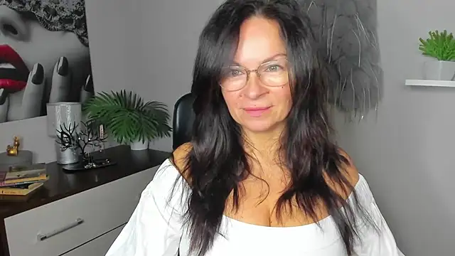 Snapshot of HelenLuxx chatting on December 2024 06:52:01 AM HelenLuxx online show from December 2024 06:52:01 AM
