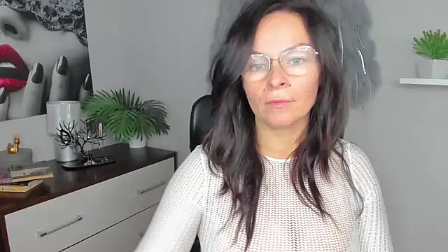 Snapshot of HelenLuxx chatting on December 2024 01:43:01 PM HelenLuxx online show from December 2024 01:43:01 PM