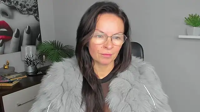 Snapshot of HelenLuxx chatting on December 2024 10:35:02 AM HelenLuxx online show from December 2024 10:35:02 AM