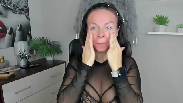 Snapshot of HelenLuxx chatting on December 2024 06:45:01 AM HelenLuxx online show from December 2024 06:45:01 AM