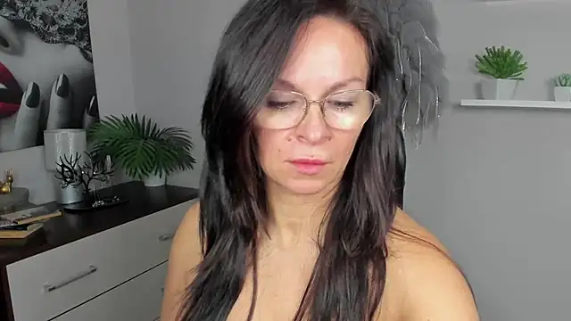 Snapshot of HelenLuxx chatting on December 2024 06:44:01 AM HelenLuxx online show from December 2024 06:44:01 AM