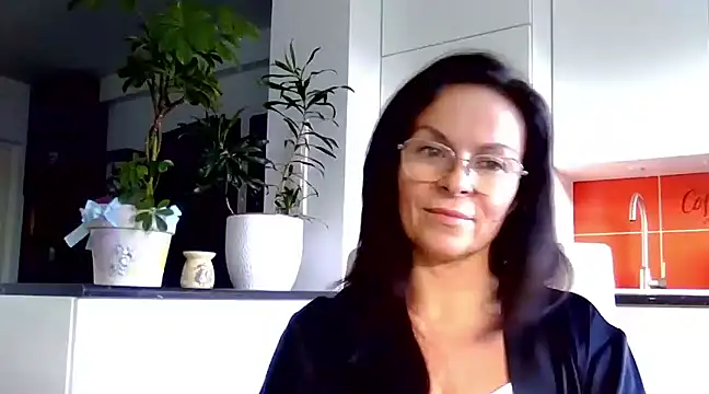 Snapshot of HelenLuxx chatting on December 2024 10:47:01 AM HelenLuxx online show from December 2024 10:47:01 AM
