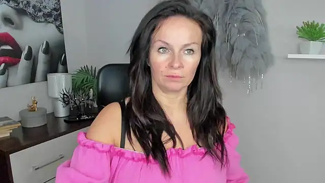 Snapshot of HelenLuxx chatting on December 2024 10:45:02 AM HelenLuxx online show from December 2024 10:45:02 AM
