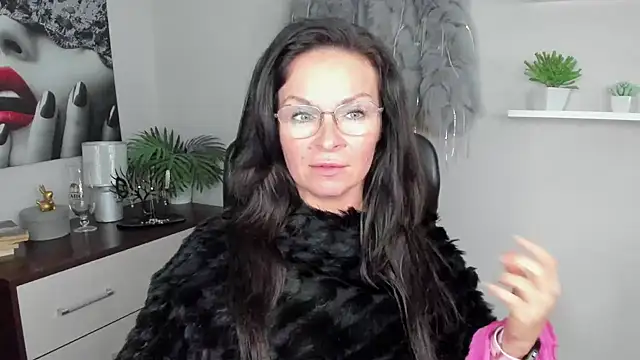 Snapshot of HelenLuxx chatting on December 2024 10:08:02 AM HelenLuxx online show from December 2024 10:08:02 AM