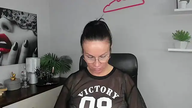 Snapshot of HelenLuxx chatting on December 2024 10:24:01 AM HelenLuxx online show from December 2024 10:24:01 AM