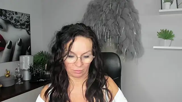 Snapshot of HelenLuxx chatting on December 2024 10:16:02 AM HelenLuxx online show from December 2024 10:16:02 AM