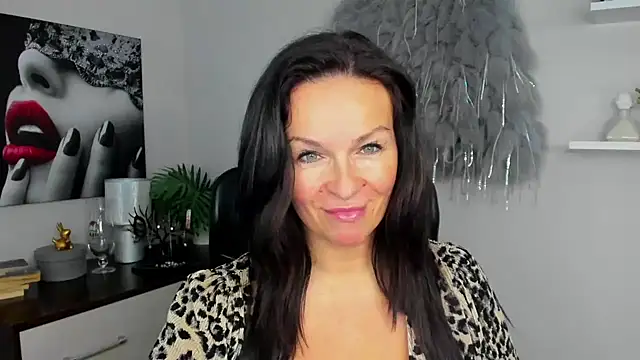 Snapshot of HelenLuxx chatting on January 2025 02:30:01 PM HelenLuxx online show from January 2025 02:30:01 PM
