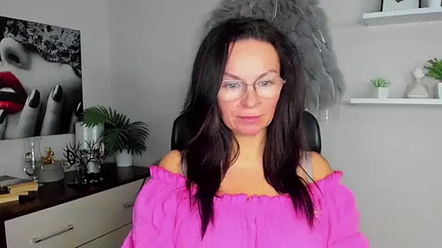 Snapshot of HelenLuxx chatting on January 2025 06:38:02 AM HelenLuxx online show from January 2025 06:38:02 AM