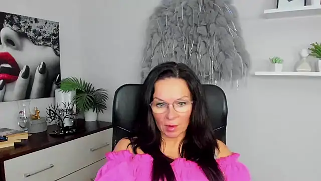 Snapshot of HelenLuxx chatting on January 2025 10:47:01 AM HelenLuxx online show from January 2025 10:47:01 AM