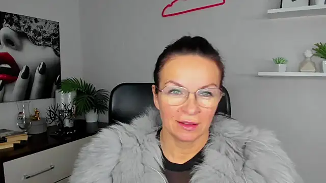 Snapshot of HelenLuxx chatting on January 2025 10:17:01 AM HelenLuxx online show from January 2025 10:17:01 AM