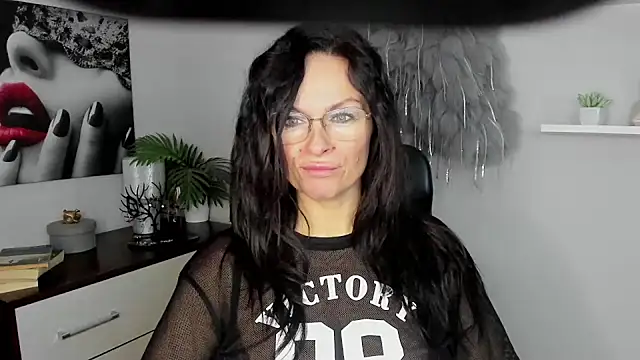 Snapshot of HelenLuxx chatting on January 2025 06:53:02 AM HelenLuxx online show from January 2025 06:53:02 AM
