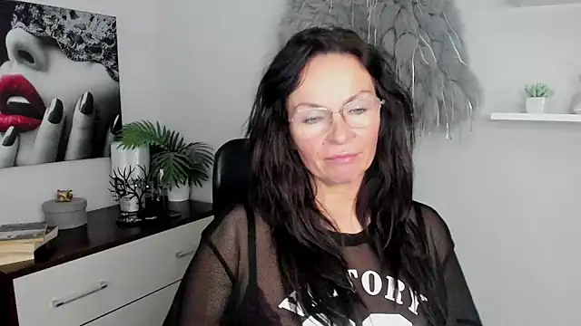 Snapshot of HelenLuxx chatting on January 2025 10:18:02 AM HelenLuxx online show from January 2025 10:18:02 AM