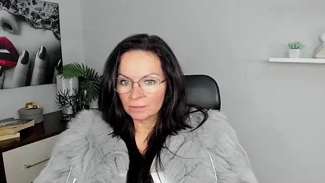 Snapshot of HelenLuxx chatting on January 2025 10:18:02 AM HelenLuxx online show from January 2025 10:18:02 AM