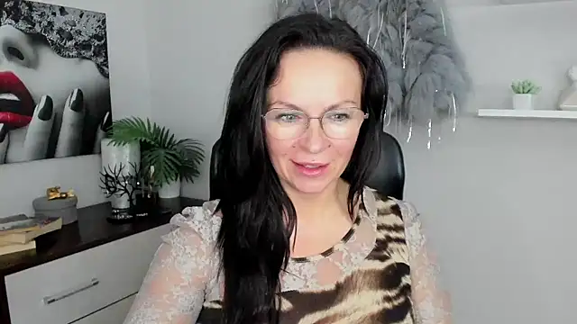 Snapshot of HelenLuxx chatting on January 2025 04:15:01 PM HelenLuxx online show from January 2025 04:15:01 PM