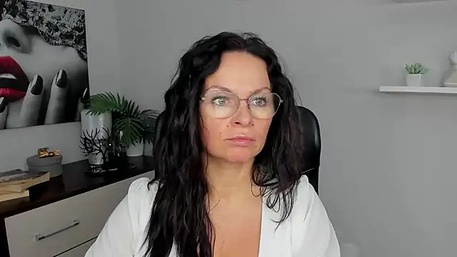 Snapshot of HelenLuxx chatting on January 2025 10:11:01 AM HelenLuxx online show from January 2025 10:11:01 AM