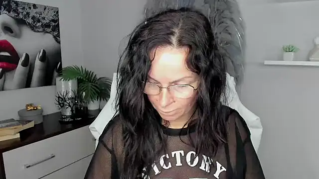 Snapshot of HelenLuxx chatting on January 2025 07:49:02 AM HelenLuxx online show from January 2025 07:49:02 AM